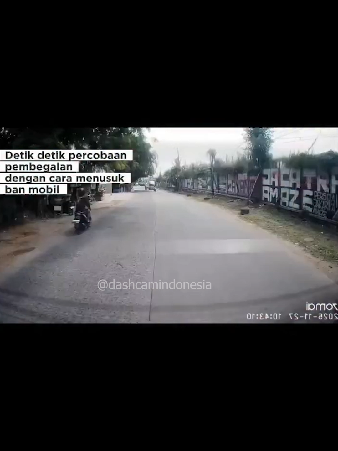 Jadi cerita lengkapnya, keluar dari Bank Mandiri Prumpung bawa tas, abis tukar uang receh, krn isinya recehan kelitan tas nya besar. Baru lewat dari ruko² GIS arah per 4an Pasar Prumpung 2 motor itu (B 6862 ZIE & B 6065 ZMZ) Ngejar trus tiba² mepet² di belakang, uda ada curiga karena aneh nge rem² gitu, trus lanjut deket /4an Pasar mereka mepet ke kiri siap² nusuk ban belakang, jadi makin yakin mereka gak beres. Buat ngecoh mereka, Pasang sen belok kiri arah Cibinong, 2 motor itu belok duluan, tapi mobil lanjut jalan lurus arah Gn. Sindur. Baru beberapa ratus meter, sensor tekanan angin ban nyala, makin yakin ban sengaja di bocorin, pas sampe rumah abis angin nya Sekian... sc : ig/lista_yo #dashcam #dashcamindonesia #otomotif #viraltiktokvideo #begal