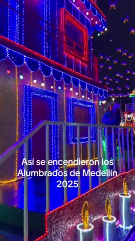 🎄✨ ¡Oficialmenteee comenzaron los Alumbrados de Medellín 2025! 🇨🇴🔥 Hoy se encendió la magia en Parques del Río, y si tú viniste a Medellín o estás pensando en venir… ¡no puedes perderte esto! 📅 Desde hoy hasta el 14 de enero ⏰ Todos los días de 6:00 p.m. a 12:00 a.m. 📍 Parques del Río – Paseo del Río Lo que vas a encontrar: 🌟 Árbol gigante de 25 metros con show multimedia 🏰 El castillo del escudo de Medellín 🎒 El carriel paisa gigante 💡 Más de 8 millones de luces LED 💦 Shows de agua, luz y sonido en la fuente EPM 🎶 Música, ambiente navideño, comida, artesanías y un vibe brutal para fotos y videos ⚠️ Consejos si vas: 🚶‍♂️ Llega temprano si quieres buenas fotos sin tanta gente 💧 Lleva agua y ropa ligera (se camina bastante) 📸 Batería llena para el celular y espacio para videos 👟 Zapatos cómodos para recorrer todo el Paseo del Río 🔒 Cuidado con los objetos personales por la cantidad de público ✨ Si quieres vivir la experiencia completa de los alumbrados con historia, fotos profesionales, acompañamiento, seguridad y ZERO estrés… 📲 ¡Contáctame y yo te llevo! Experiencia perfecta para familias, parejas y viajeros que quieren llevarse el mejor recuerdo de Medellín. 📩 Escríbeme por DM o WhatsApp para reservar 🚐 Cupos limitados por noche #elparcerodemedellín #alumbrados #medellin #navidad #pr 