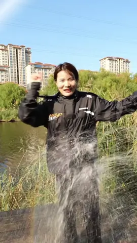 潮流雨衣让你在雨中成为焦点​ ​#骑手雨衣​ ​#冲锋衣​ ​#钓鱼雨衣​ ​#雨天出行必备​ ​#摩旅装备​ 