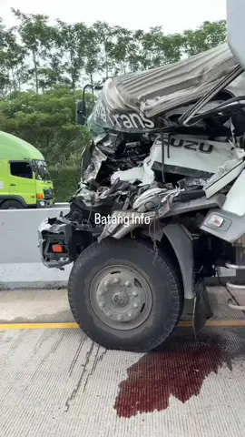 News Kecelakaan Tol Batang-Semarang: Truk Kontainer Hancur Depan di KM 352 Batang – Laka lantas terjadi di Jalan Tol Batang-Semarang, KM 352 dekat wilayah Pekalongan, Jawa Tengah, arah timur menuju Semarang, Sabtu (29/11/2025). Mobil truk kontainer Isuzu Giga FVM bernopol B 9252 PEV milik Gama Trans mengalami kerusakan parah di bagian depan, seperti terlihat dalam video. Kronologi kejadian dan kondisi korban belum diketahui secara pasti. Polisi lalu lintas sedang menyelidiki penyebabnya, kemungkinan tabrakan atau faktor keselamatan. #laka#tol#km352#batang#semarang