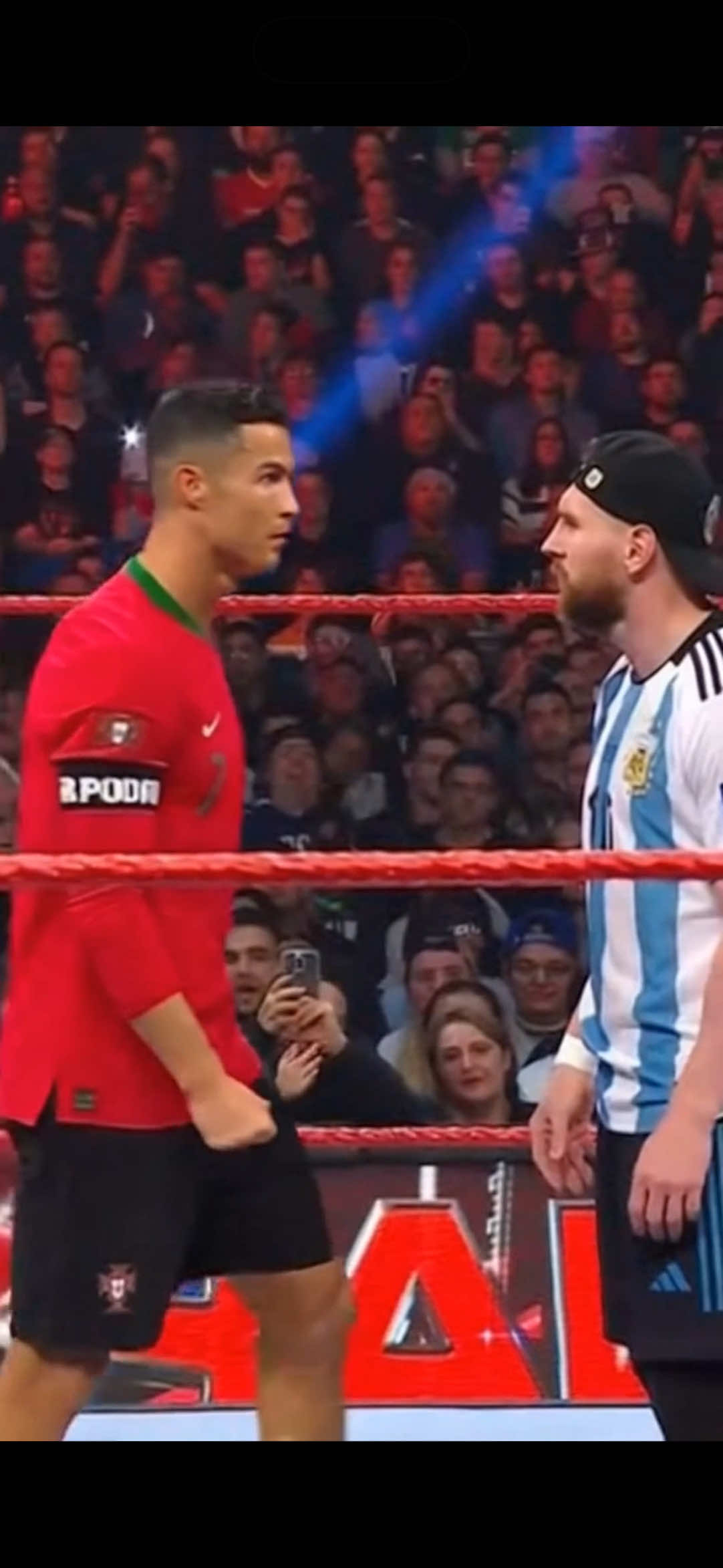 Se acabaron las estadísticas y los Balones de Oro. Ahora se resuelve a la antigua: a combo limpio en el ring. 🥊💥 ¿Por quién apuestan la casa en este Royal Rumble? 👇 #WWE #Messi #CR7 #WWF #Humor