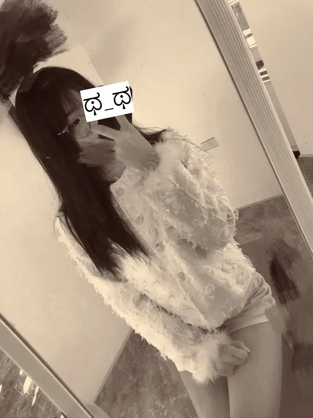 Phố năm ấy là phố đã cũ, quán năm ấy là quán bên đường, người năm ấy là người đã cũ,ta bây giờ là ta của phong sương.. #xh 