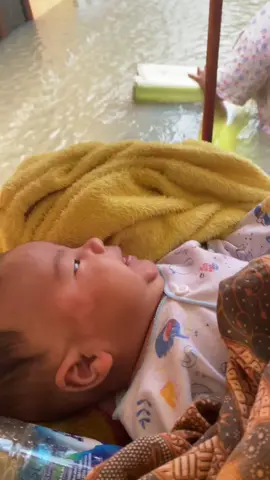 Gak ada bantuan untuk evakuasi banjir,jadi evakuasi mandiri,,stay safe untuk semua korban banjir,, Semoga cepat membaik semuanya,, #banjir2025#tanjungpura #langkat #sumut