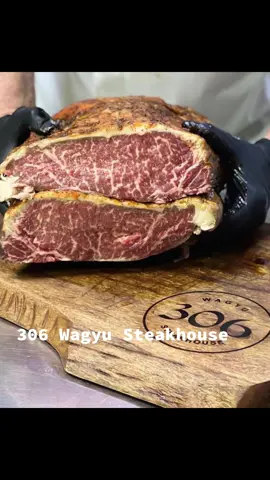 306 Wagyu Steakhouse 일본, 미국, 아르헨티나, 이스라엘산 프리미엄 스테이크 참숯 그릴로 구워 깊은 풍미와 부드러운 식감 🥩🔥 정통 이탈리안 파스타 깔끔하고 클래식한 맛 🍝✨ 불에 구워 버터처럼 녹아내리는 신선한 푸아그라 🦆💛 양식이 아닌 자연산 생선으로 만드는 정통 일본 스시 정교한 칼질과 완벽한 밥 간 🍣🌊🇯🇵 매콤하고 진한 풍미의 아시안 누들 신선한 고기와 채소 조합 🍜🌶️🔥 아늑한 분위기 VIP 룸 세련된 인테리어 🍷🌟🏮 생일, 기념일 또는 중요한 계약 체결 같은 특별한 순간을 위해 이 게시물을 저장하세요 ✨🎉💼 ☎️ 077340340 #와규 #금변맛집 #306Wagyu #스테이크하우스 #자연산생선     