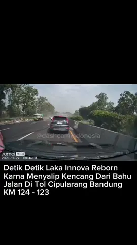 Kronologi mobil Innova reborn putih  melaju kencang dari arah bandung menuju jakarta KM 124-123 diduga menghindari orang yang sedang jalan kaki di bahu jalan lalu oleng masuk bahu jalan lagi untuk menghindari mobil yang di jalur 1 lalu berakhir nabrak mobil truk yang di depannya  Lokasi Tol Cipularang Bandung arah Jakarta KM 124-123 Sumber : ig/varisds  . #dashcam #dashcamindonesia #viralvideo #otomotif #innova 