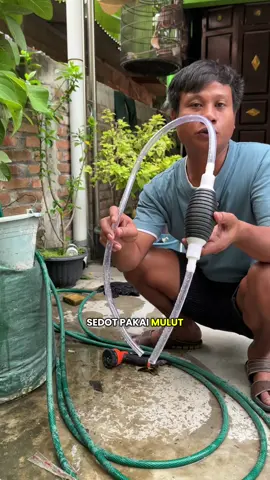 Praktis banget! Pompa tangan ini bisa bantu pindahin bensin tanpa ribet 💪 #PompaBensin #AlatSedotBensin #PompaManual #PeralatanMobil #FYP 