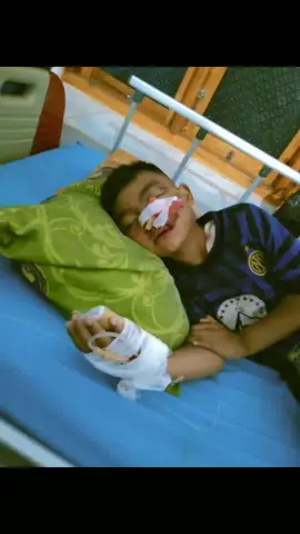 Semoga lekas sembuh Nak😥😍 bapakMu sllu mndo.a kan yg terbaik buat kmu Amin²allah #HumaAmin🤲🥰🥰