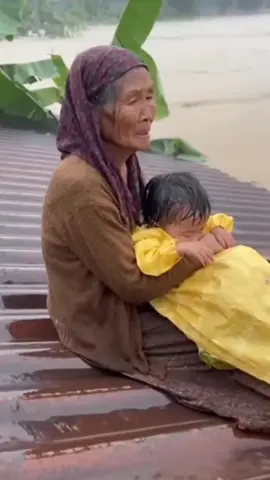 alam sedang menunjukan kemarahan nya lewat banjir bandang yang membawa gelondongan kayu berukuran sangat besar, bukti nyata bahwa bencana ini disebabkan oleh manusia. #banjirsumatra #aceh #banjir2025  #banjir  #tapanulitengah 