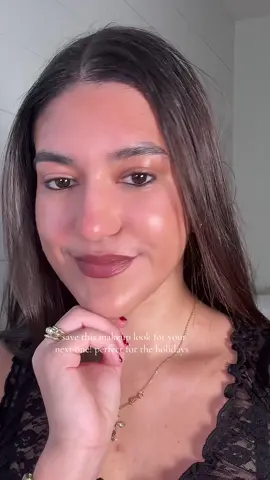Perfect makeup for the holidays🫶🏻🎁 #makeupfavorites #holidaymakeup 