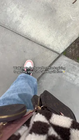 Drinking guilt free this holiday season thanks to this little app ✨ #earnyourdrinks #mindfuldrinking #10kstepsaday #dailywalking 