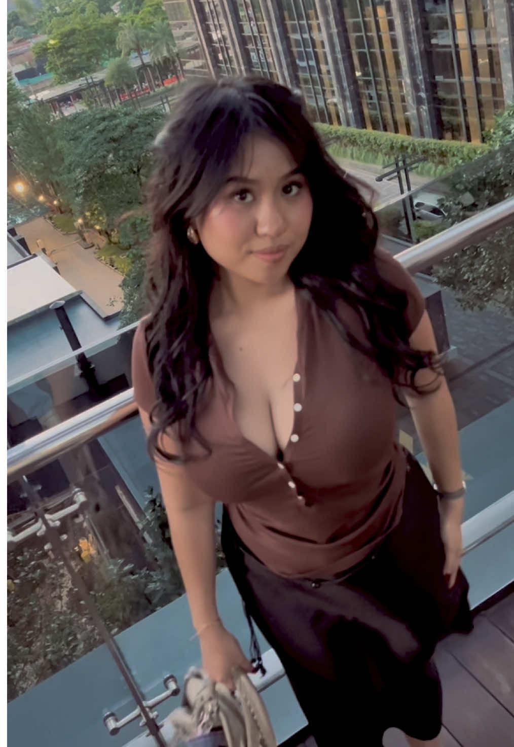 Warning: This Buttons Tee from @joybasic.id keeps ME cool… but might raise YOUR temperature 😳🔥 #joybasic #joybasicfit #fyp #OOTD #fitbody 