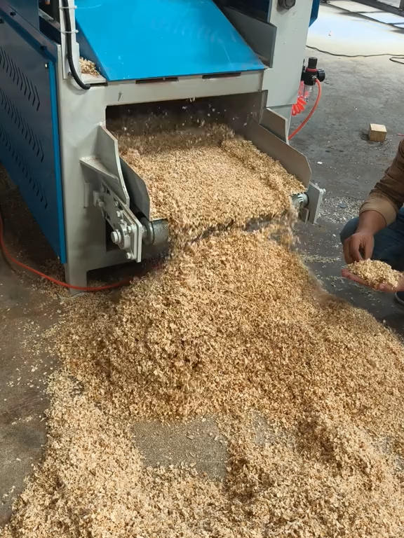 The comprehensive wood crusher is a multifunctional crushing equipment that is suitable for various types of wood and wood like materials. It can process large pieces of wood and waste into materials of specific particle sizes through cutting, impact, and other methods. It is widely used in various fields such as wood recycling and biomass energy, and is the core equipment for realizing the reuse of wood resources.#Planer #WoodPlaner #FullyAutomaticPlaner #SmallPlaner #MobilePlaner