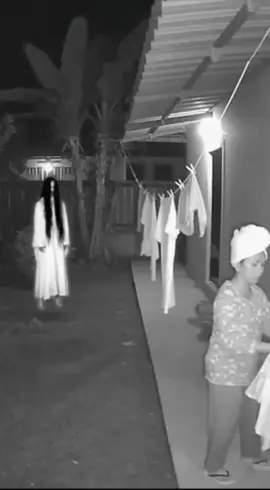 seorang ibu sedang menjemur pakaian di malam hari dan terlihat penampakan dan membuatnya kaget setengah mati #fyp 
