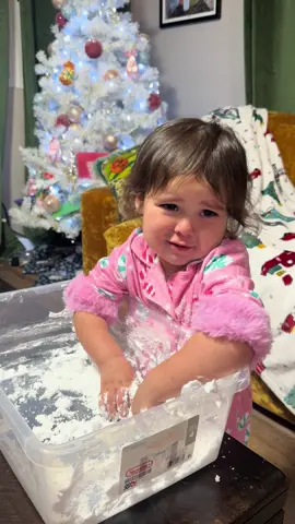 playing with “snow” watching Frozen. ☃️ #frozen #sing  #elsa #ana #doyouwannabuildasnowman 