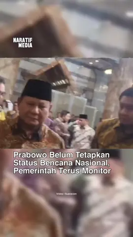 Prabowo Subianto menyatakan bahwa pemerintah belum mengambil keputusan untuk menetapkan status darurat bencana nasional meski sejumlah wilayah di Sumatera terdampak banjir dan longsor. Pernyataan ini disampaikan pada Jumat (28/11/2025) malam usai menghadiri Bank Indonesia (BI) dalam acara Pertemuan Tahunan BI di Jakarta.  Saat ditanya wartawan mengenai kemungkinan status darurat nasional, Prabowo menegaskan bahwa pemerintah akan terus memantau perkembangan situasi di lapangan. “Kita terus monitor dan kirim bantuan terus, nanti kita menilai kondisinya. Bantuannya akan kita kirim terus menerus,” ujarnya.  Sikap serupa diulangi Prabowo saat respon pertanyaan lanjutan: “Nanti kita monitor terus.” Keputusan final terkait status darurat, menurutnya, belum bisa diambil sampai evaluasi menyeluruh dilakukan.  Secara prosedural, penetapan status darurat bencana nasional di Indonesia memang mensyaratkan lima indikator: jumlah korban, kerugian materi, kerusakan infrastruktur, luas wilayah terdampak, serta dampak sosial-ekonomi.  Pemerintah — lewat badan terkait — harus mengkaji aspek-aspek tersebut sebelum mengeluarkan keputusan resmi.  Dengan demikian, meskipun bencana di Sumatera telah merenggut korban dan memicu kerusakan serta pengungsian, pemerintah memilih untuk menunda keputusan darurat nasional hingga kondisi dinilai cukup memenuhi kriteria resmi. Pemerintah menegaskan prioritasnya sekarang: terus memberikan bantuan darurat dan memantau situasi dengan cermat. Bagaimana menurut sobat naratif? (Berita selengkapnya klik @naratifmedia)  #naratifmedia #prabowo #beritaviral #banjir #acehsumut 