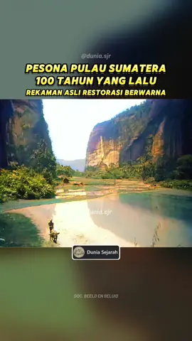 DOKUMENTASI LANGKA – PULAU SUMATERA ERA 1920-AN Sebuah perjalanan kembali ke masa kolonial Hindia Belanda, ketika Pulau Sumatera menjadi pusat penting transportasi dan perdagangan di pesisir barat Nusantara. Video ini membawa kita menyusuri kenangan lama dimulai dari Pelabuhan Teluk Bayur, pintu masuk utama barang dan penumpang pada masa itu. Perjalanan lalu berlanjut dengan kereta api Batang Anai, melintasi jalur peninggalan abad ke-19 yang menyuguhkan panorama megah Gunung Singgalang dan Gunung Marapi. Keindahan Air Terjun Lembah Anai, terowongan tua buatan Belanda, hingga pemandangan eksotis Danau Singkarak ikut terekam dalam perjalanan bersejarah ini. Tiba di Fort de Kock (Bukittinggi), kita menyaksikan suasana Jam Gadang dan keramaian pasar rakyat tempo dulu. Ditutup dengan Lembah Harau dan kemegahan Rumah Gadang di Nagari Minangkabau simbol budaya, tradisi, dan sistem matrilineal masyarakat Minang yang masih bertahan hingga kini. #PulauSumatera #SejarahIndonesia #Minangkabau #Padang #TempoDulu #TelukBayur #BatangAnai #GunungMarapi #GunungSinggalang #LembahAnai #DanauSingkarak #Bukittinggi #FortDeKock #JamGadang #LembahHarau #RumahGadang #KolonialBelanda