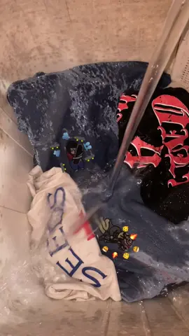 Cara Membuat nasi goreng: Siapkan Bumbu: Haluskan bawang merah, bawang putih, cabai, dan terasi (jika menggunakan) dengan ulekan atau blender hingga menjadi pasta bumbu halus. Jika tidak dihaluskan, cukup iris tipis semua bumbu tersebut. Tumis Bumbu: Panaskan sedikit minyak atau margarin di wajan (penggorengan) dengan api sedang. Masukkan bumbu halus atau irisan tadi, tumis hingga harum dan matang  1.  Masak Lauk Tambahan (Opsional): Jika Anda menggunakan bahan tambahan seperti bakso atau sosis, masukkan bahan tersebut setelah bumbu harum dan masak sebentar hingga matang. Sisihkan di pinggir wajan. Masak Telur: Masukkan telur ke dalam wajan, orak-arik hingga matang 2 Masukkan Nasi: Masukkan nasi putih yang sudah disiapkan ke dalam wajan. Aduk rata dengan bumbu dan bahan lainnya. Gunakan api besar agar nasi cepat panas dan bumbu meresap  3 Bumbui: Tambahkan kecap manis, garam, dan lada bubuk jika diperlukan. Aduk terus hingga semua bumbu tercampur rata dan nasi berubah warna secara merata. Sentuhan Akhir: Masukkan irisan daun bawang, aduk sebentar, lalu cicipi rasanya. Tambahkan bumbu jika ada yang kurang. 4 Sajikan: Angkat nasi goreng dan sajikan di piring. Hidangkan selagi hangat bersama bahan sajian pelengkap seperti acar, kerupuk, dan taburan bawang merah goreng. #berandatiktok #babybong #princple #fyp  