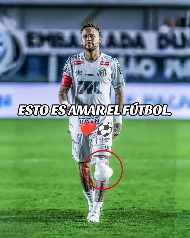 Así salió Neymar del partido donde tuvo que jugar lesionado. Con su rodilla completamente inflamada y sus ojos llorosos después de lograr una victoria con el club de sus amores que los aleja de la zona de descenso.  Tras marcar su gol, Neymar realizó una dedicatoria especial para su pareja e hija Mavie, que festejaban felices desde una de las tribunas. Mientras tanto, en otra parte del estadio, su padre rompía en llanto y agradecía a Dios al mismo tiempo que su hijo. 