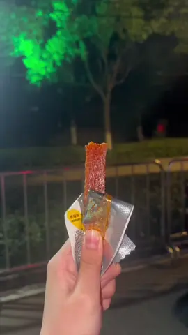 这辣条真劲道 谁想吃？#辣条 #危险动作请勿模仿