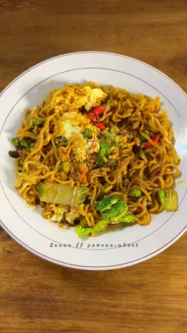 Udah pernah cobain belum indomie combo gini? Bahan: • 1 bks Indomie Goreng Rendang • 1 bks Indomie Goreng Aceh • 2 Telur • 1/2 Sawi  #fyp #hacks #food #makanan #viral #indomie