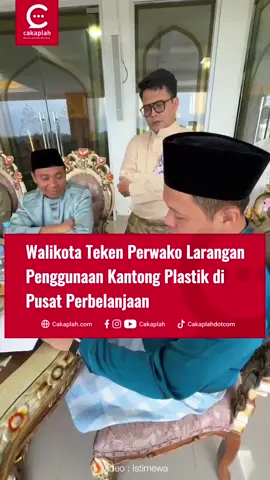 Walikota Pekanbaru Agung Nugroho menandatangani Peraturan Walikota (Perwako) tentang larangan penggunaan kantong plastik di pusat perbelanjaan dan berbagai sektor usaha. Larangan penggunaan kantong plastik berlaku bagi pusat perbelanjaan, ritel modern, toko mandiri, pasar rakyat, rumah makan, kafe, restoran, dan jasa boga. Pelaku usaha diwajibkan mengganti kantong plastik dengan bahan ramah lingkungan. “Kita tahu sampah plastik sangat sulit terurai bahkan hingga puluhan tahun. Ini langkah penting untuk menjaga lingkungan. Kami mohon pengertian seluruh pelaku usaha di Pekanbaru,” ujar Agung Nugroho, Sabtu (29/11/2025). Agung menjelaskan, kebijakan ini merupakan bagian dari upaya Pemko Pekanbaru mewujudkan Green City. Ia mengajak masyarakat dan dunia usaha mendukung pelaksanaan aturan tersebut. “Bismillah, kita mulai berlakukan. Kita minta pengertian sebesar-besarnya dari seluruh pelaku usaha dan masyarakat Pekanbaru,” cakapnya  Selain larangan kantong plastik, Pemko juga telah lebih dulu mengimbau ASN menggunakan tumbler untuk mengurangi sampah plastik sekali pakai. Pemko juga tengah mengembangkan pengelolaan sampah di TPA Muara Fajar untuk diolah menjadi energi listrik sebagai langkah nyata menuju kota hijau. Agung berharap penerapan kebijakan ini mempercepat pengurangan sampah plastik dan menciptakan lingkungan kota yang bersih dan berkelanjutan. 
