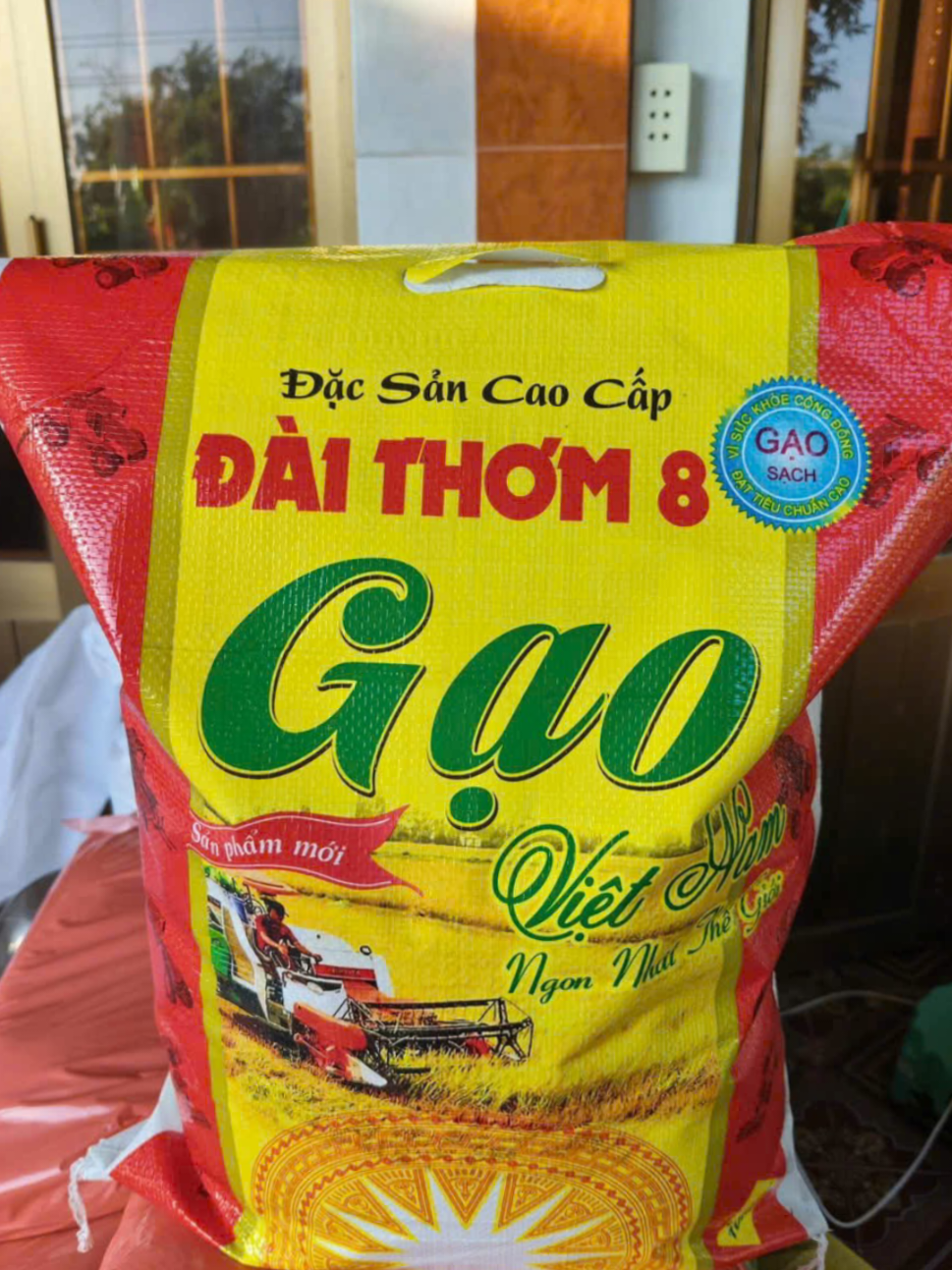 GẠO ĐÀI THƠM 8 GẠO CÓ MÀU TRẮNG ĐỤC SỮA. CƠM MỀM DẺO VỪA, THƠM NHẸ. BÊN EM VẪN SHIP GẠO ĐỀU. CẢ NHÀ TRANH THỦ LÊN ĐƠN NHÉ. 145k/10KÍ LH: @97   98    93971 #NguyênKimBánGạo #gaongon #KimNguyenBanGao #NongDanBanGao 