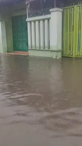 agak laen banjir medan ini bah🤣 @medantalk #medancore #banjir #medanviral #medanterkini #banjirmedan 
