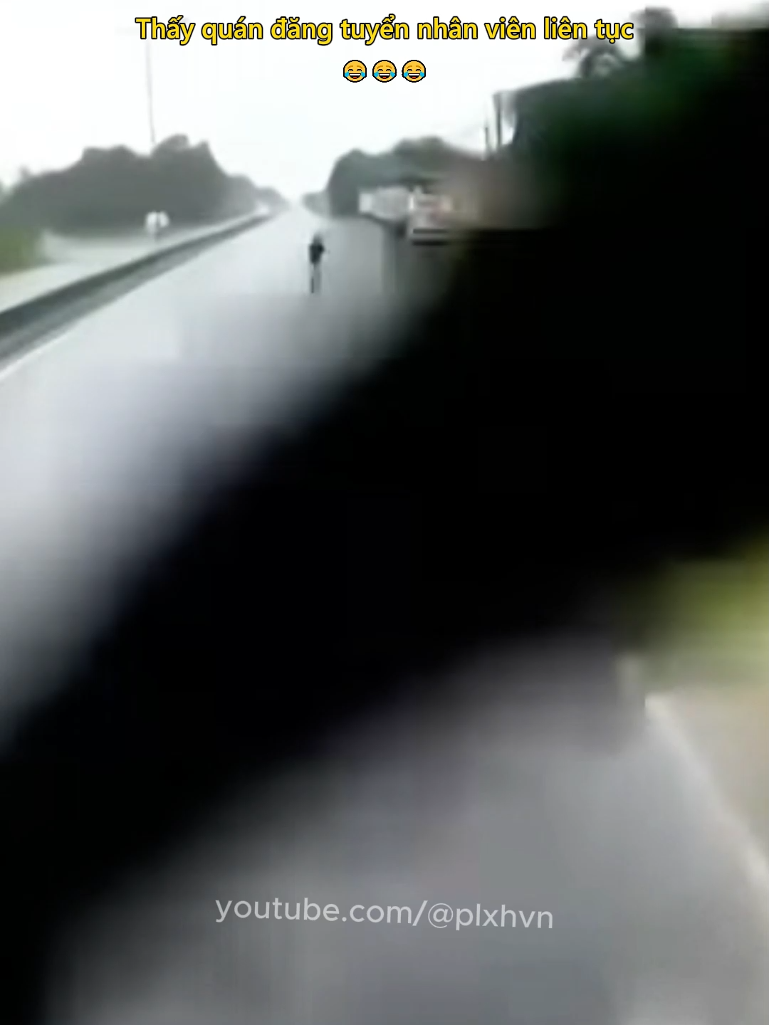 Thấy quán đăng tuyển nhân viên liên tục 😂 #giaothong #antoangiaothong #laixeantoan #nhahang #plxhvn #phapluatxahoi
