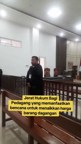 Pedagang yang menaikkan harga secara tidak wajar saat terjadi bencana di Indonesia dapat dikenakan sanksi pidana penjara dan denda yang besar, di samping sanksi administratif berupa pencabutan izin usaha. Penindakan ini dilakukan untuk mencegah spekulan mengambil keuntungan dari situasi darurat yang merugikan masyarakat.  #perlindungankonsumen #banjiraceh #bencanaalam #masukberanda #fyp 