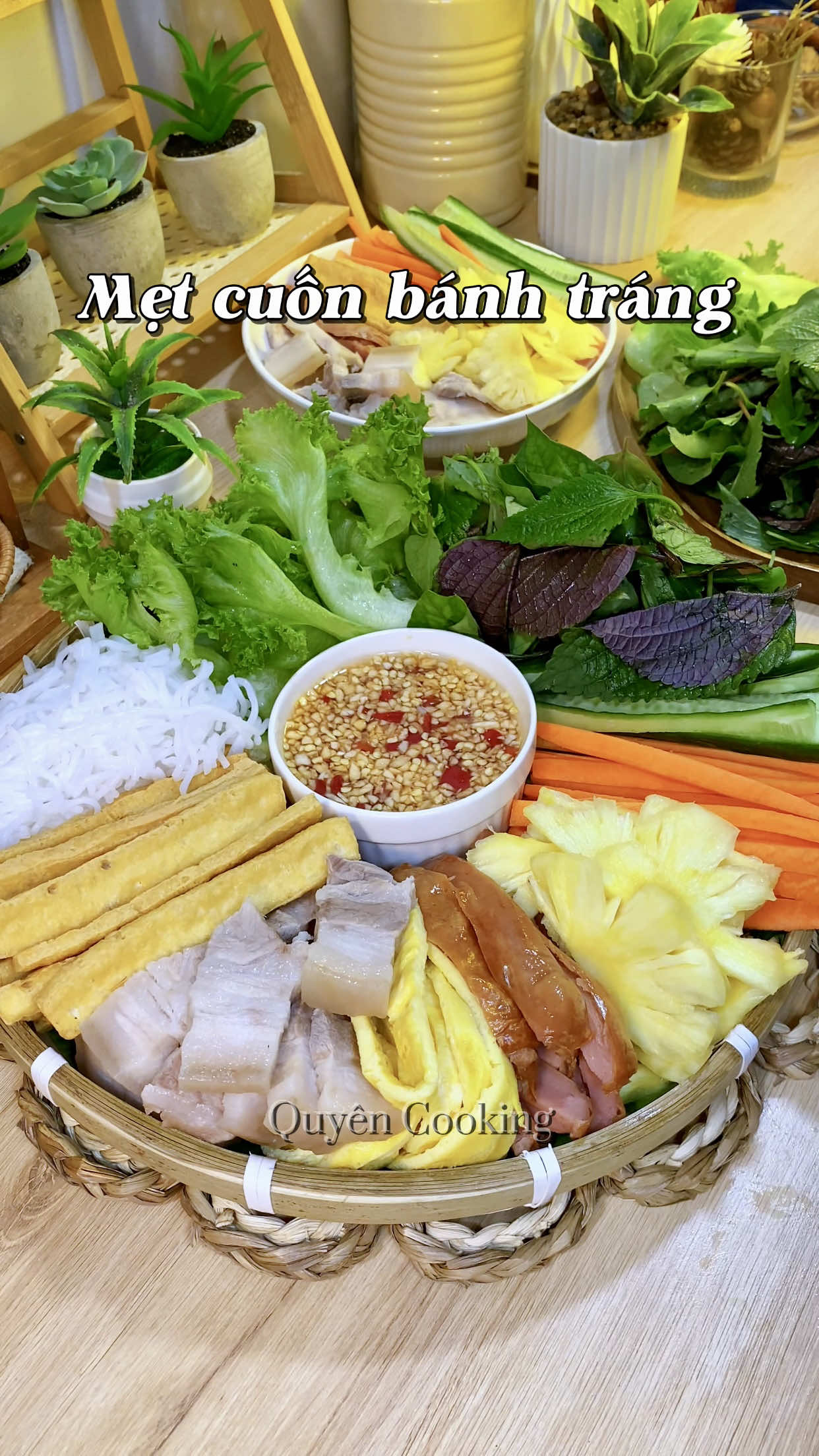 Cuối tuần làm một mẹt cuốn bánh tráng ăn thôi mọi người ơi🥰 #nauancungtiktok #quyencooking🌱 #monngonmoingay #metcuonbanhtrang #banhtrangcuonthitluoc 