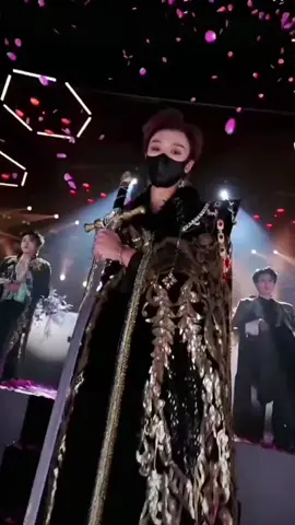 ยลโฉมผู้ชนะของเมื่อคืนค่ะ เฉินอี้เฉิงได้ที่1ไปครอง เซียวเหอน่าจะเป็นที่2เพราะมงกุฏใหญ่กว่า และที่3จื่อหมิงได้ไปครอง แต่ใดๆคือเซียวเหอทำอันดับได้ติดกันมา4เดือนแล้ว หวังว่าเดือนหน้าน้องจะยังได้ยู่ตรงนี้อีก เก่งกันมากเลยๆ