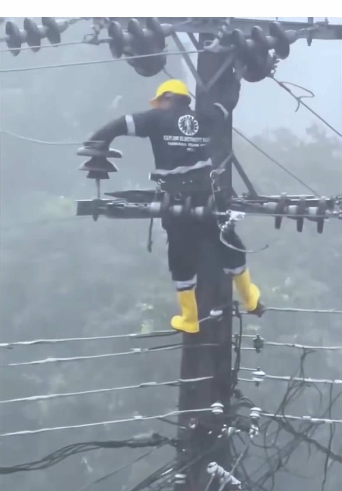 A big salute to this brave man❤️  #ceylonelectricityboard #srilanka #badweather #cyclone #everyonehighlightsfollowers            
