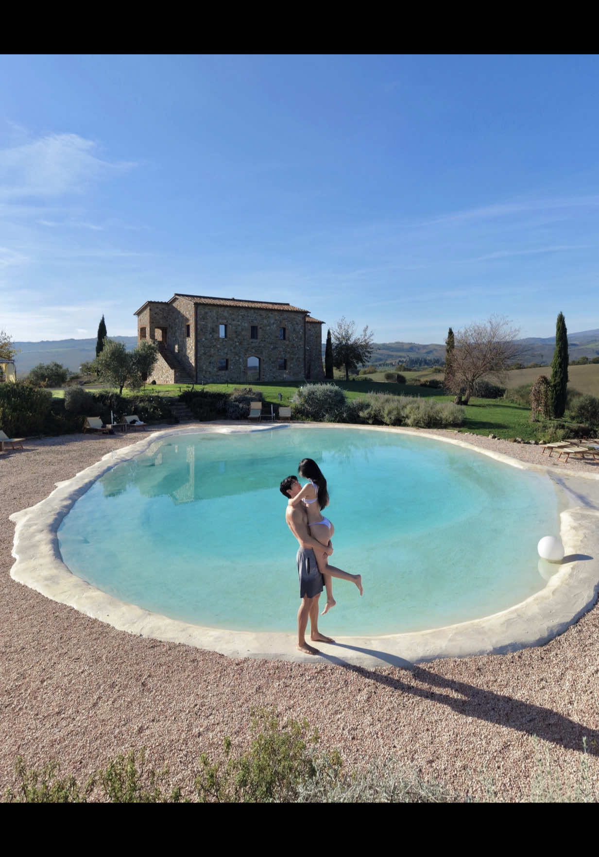 토스카나 인생숙소 찾았습니다...💕 토스카나 계획있으신 분들은 무조건 저장하셔요 신혼여행으로 무려 20일을 머무르다 보니 매일 럭셔리하게 묵을 순 없어서 가성비 좋은 곳을 찾았는데 사진보 다 현실이 1000배 예쁜 곳을 발견했어요 방이 많지 않아서 프라이빗하고 너무 사랑스러운 상주견까지 특히 일몰 일출 땐 이게 현실뷰가 맞나 싶었어요 1박에 30만원대로 예약했는데 토스카나에서 이 정도 퀄리티면 진짜 가성비 최고 초록초록한 계절에 오면 풍경이 더 미쳤을 듯... 📍 Relais Val d'Orcia #toscana #italy #토스카나 #이탈리아 #허니문 