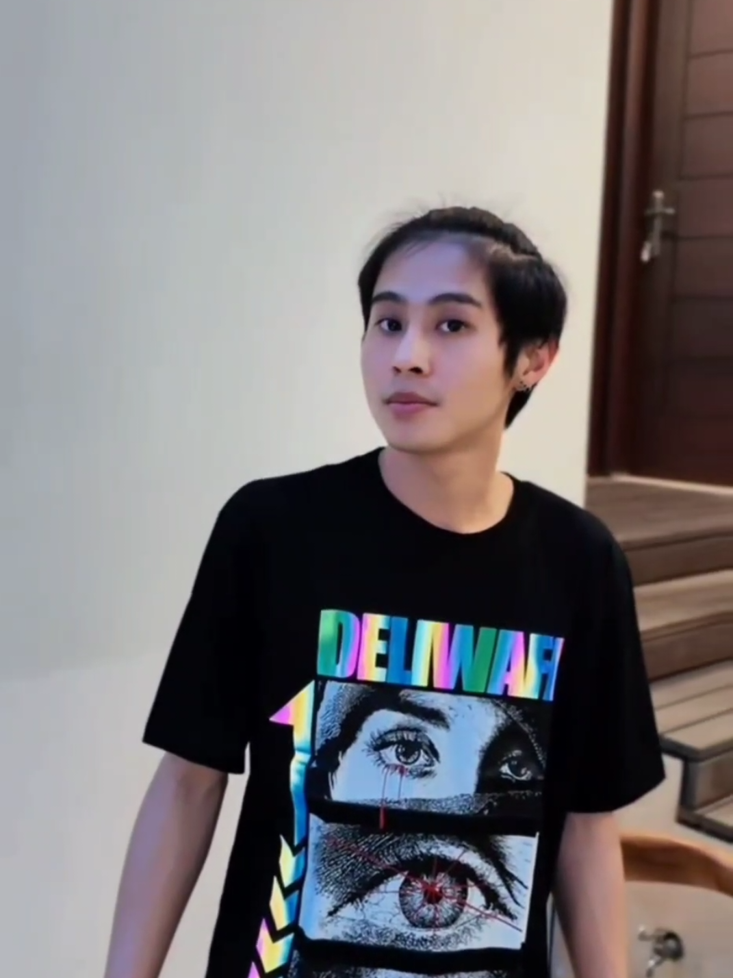 Dj Panda X Deliwafa || Yang mau samaan kaos dan parfum yang dipakai 🐼 DJ PANDA #DjPanda  cek keranjang kuning sekarang! Jangan sampai kehabisan lagi karna stock nya terbatas *disclaimer konten ini sudah diijinkan oleh pihak terkait, tolong tiktok jangan berulah #deliwafa #kaosdeliwafa #kaosdistro #parfumviral 