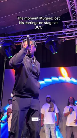 Mugeez had to take a break and look for his missing earrings while performing on stage. #r2bees #uccgists 
