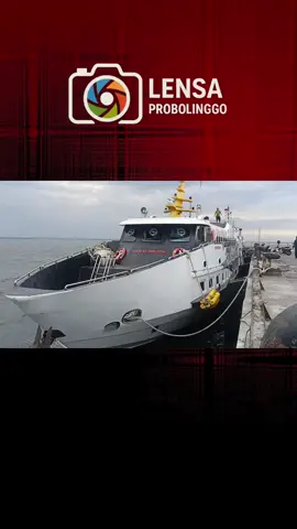 Kapal Cepat Trans Jatim Resmi Berlayar dari Probolinggo: Gili Ketapang Cuma 30 Menit
 
 PROBOLINGGO — Masyarakat yang merencanakan liburan dari Probolinggo menuju Pulau Gili Ketapang maupun sejumlah pulau di Madura kini memiliki alternatif transportasi baru. Kapal cepat Trans Jatim “Express Bahari” resmi beroperasi dan bisa diakses melalui Pelabuhan DABN Probolinggo.
 
 Layanan kapal cepat ini merupakan program transportasi laut yang diluncurkan Pemerintah Provinsi Jawa Timur, sebagai perluasan konektivitas dari Trans Jatim darat. Rute yang disediakan menghubungkan Probolinggo dengan berbagai destinasi wisata di Madura, seperti Branta, Kalianget, Gili Ketapang, Gili Mandangin, hingga Gili Iyang.
 
 Pada Jumat (28/11/2025) petang saat ditinjau kapal cepat yang tengah bersandar di Pelabuhan DABN. Kapal berkelir putih tersebut tampak megah, dengan desain modern yang mengedepankan kenyamanan penumpang.
 
 Di dalam kapal, tersedia lima kelas penumpang, yakni kelas ekonomi A hingga D, masing-masing dilengkapi dengan fasilitas dasar termasuk toilet. Selain itu, terdapat satu kelas VIP yang menawarkan fasilitas lebih lengkap, mulai dari karaoke hingga kursi yang dapat direbahkan untuk tidur. Secara keseluruhan, kapal cepat ini mampu menampung hingga 360 penumpang.
 
 Untuk tahap pengenalan, harga tiket masih dibanderol Rp 5.000. Setelah masa promo berakhir, tarif normal berkisar Rp 50.000 hingga Rp 75.000, dan dapat dibeli langsung di loket Pelabuhan DABN.
 
 Kapten Kapal Trans Jatim, Abdul Azis, mengatakan bahwa layanan ini mulai beroperasi sejak Senin (24/11/2025). Meski masih dalam masa pengenalan, jumlah penumpang sudah cukup memadai.
 
 “Ini kan hitungannya masih pengenalan. Kemarin ada paling 50–70 penumpang yang naik,” ujarnya.
 
 Azis menambahkan, kapal dijadwalkan berangkat dari Pelabuhan DABN setiap pukul 08.00 WIB, sementara jadwal lengkap tersedia saat pembelian tiket. Ia berharap kehadiran layanan ini bisa menjadi pilihan utama warga yang ingin berlibur dengan cepat dan nyaman.
 
 “Ke Gili Ketapang hanya 30 menit, ke Madura hanya satu jam. Jadi bisa hemat waktu,” tuturnya.
 
 Sementara itu, Junaidi, perwakilan UPT PPR Banyuwangi Wilayah Kerja Gili Ketapang, menjelaskan bahwa kapal cepat ini merupakan pengembangan dari keberhasilan Trans Jatim darat yang telah digagas Gubernur Jawa Timur, Khofifah Indar Parawansa.
 
 “Nah ini merupakan trans untuk jalur lautnya. Dengan adanya kapal cepat yang terkoneksi dengan beberapa pulau ini, waktu tempuh bisa jauh lebih efisien dibanding menggunakan jalur darat,” jelasnya.
 
 Dengan hadirnya kapal cepat Trans Jatim “Express Bahari”, masyarakat Probolinggo kini memiliki pilihan transportasi laut yang lebih cepat, nyaman, dan efisien untuk menikmati berbagai destinasi wisata di pesisir Jawa Timur dan Madura. #fyp #foryou #foryoupage #tiktok #viral 