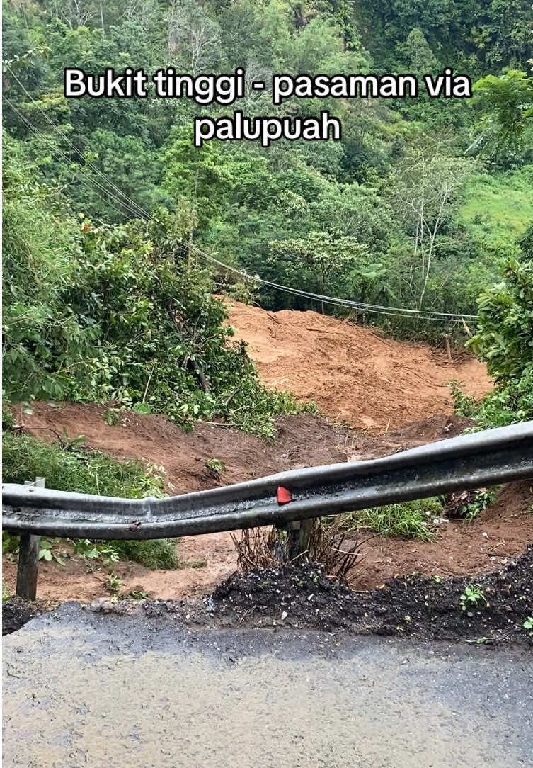 Lindungi lah kami di mana pun kami berada yaallah 🤲🏻 #bencanasumbar #longsor #pasaman #bukittinggi #fyp  @rehanendthegenk @@Sasan🙂 @Praaaa @Prasetya Eko_2kd @Ardiansyah @kendil 