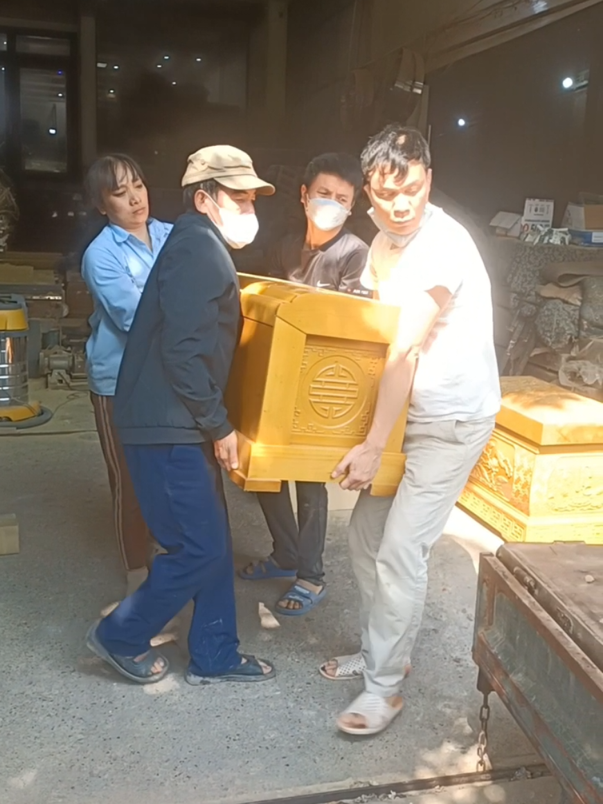 hoàn thiện 2 bộ Quách bốc mộ gỗ vàng tâm cho bác khách người Công Giáo tại cơ sở Nguyễn Tuấn #tieuquachgovangtam #quantai #conggiaovietnam 