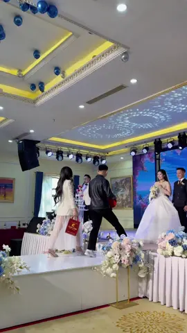 Chúc cô dâu của Em Hạnh Phúc Viên Mãn 🥰🥰🥰còn em của chị bắt được hoa thì sống tốt xứng đáng có thêm người😆😆😆 kkkk