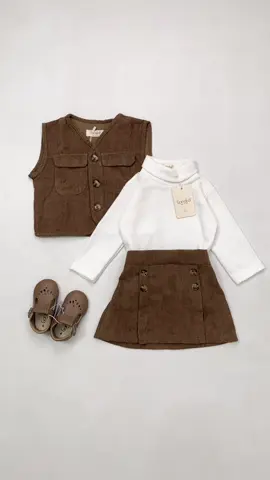 Set vest + rok corduroy dengan inner turtle neck ini siap bikin tampilan anak makin chic dan nyaman seharian. Warna earthy yang hangat, bahan lembut, dan detail kancing yang elegan — cocok untuk hangout, foto keluarga, atau acara spesial! 🤎 📌 Available now! 📐 Size lengkap 🧵 Bahan nyaman & premium #KidsFashion #OOTDAnak #BajuAnakKekinian #StyleAnak #PakaianAnak    