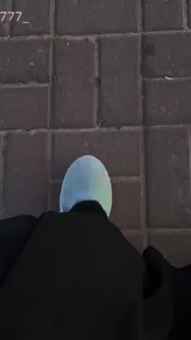 مـن رحـمةِ اللّٰهِ بـ قلـبي أنَّـه لا يَصرفـني عـن الطريـقِ الخاطـيءِ فحسـب !  بـل جـلَّ عُـلاه يجعلـني أطَّلـع على خـبَايا الطريـقِ ، ودسائـسَ النفـوسِ التـي ڪانت فـ انتـظاري !  فـ أتـولَّى عـنه غـيرَ آسـفةٍ ، أحـزنُ حـزنَ الإنـسانِ على شـيءٍ أراده ثـم لا ألبـثُ أن أحـمدَ اللّٰهَ على النَّـجاةِ قـبل الـغرقِ ! فـ أعـوذ بـه مـن ضـلالِ الطريـقِ ، وسـوءِ الرفيـقِ ، وعاقـبةِ الاختـيارِ والحمـد لله ربِّ العالمـين . .🖤#CapCut #هيهات #فيديوهاتي_تصاميمي🎶🎬 #بدون_موسيقي #capcut😒 