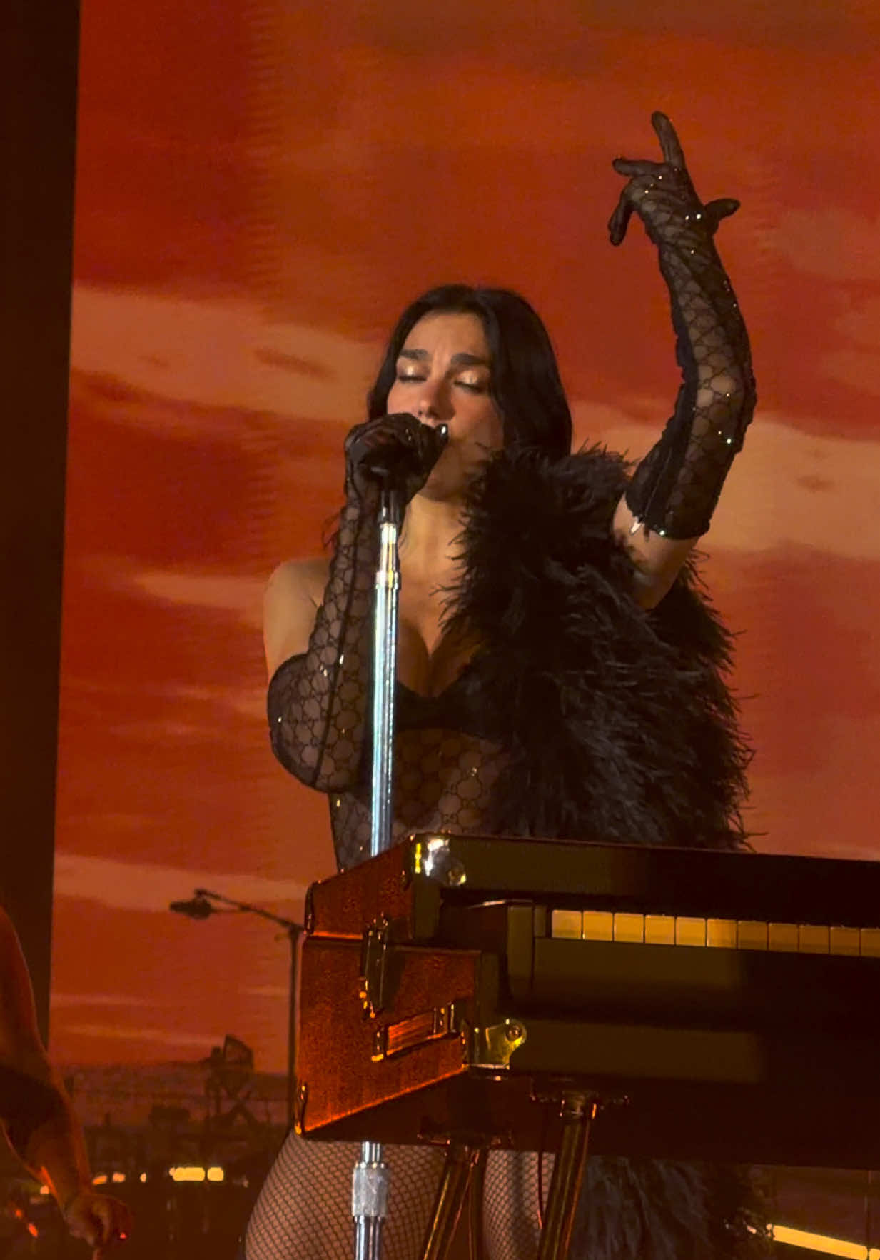 Así se ve tener a @Dua Lipa cantando enfrente de ti. 😍🇨🇴  #radicaloptimismtour #dualipa #maria #radicaloptimism 