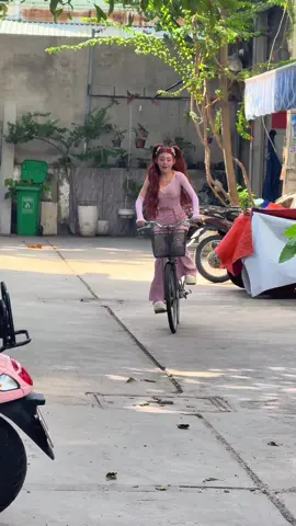 Ủa chị này nay đi diễn bằng xe đạp hả ta #hanacamtien 