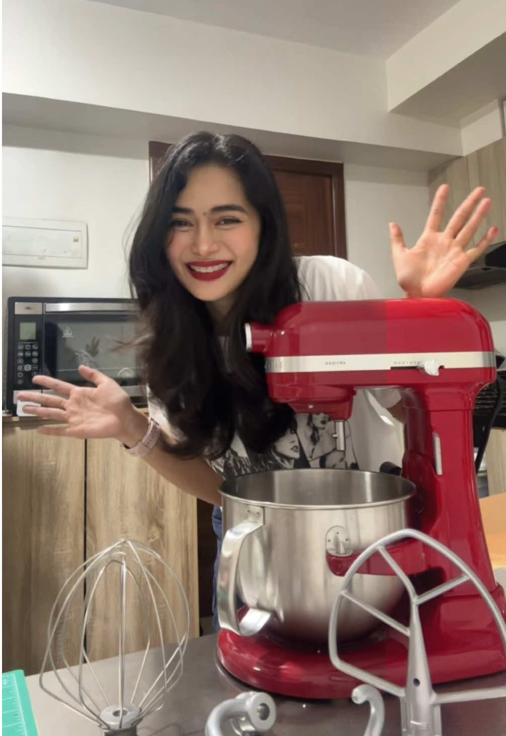 Had to put on the perfect red lips for this unboxing! 💋 Bc i finally got my dream stand mixer from @KitchenAid Philippines in classic Empire Red 🥹 #kitchenaid #kitchenaidph #bakersoftiktok 