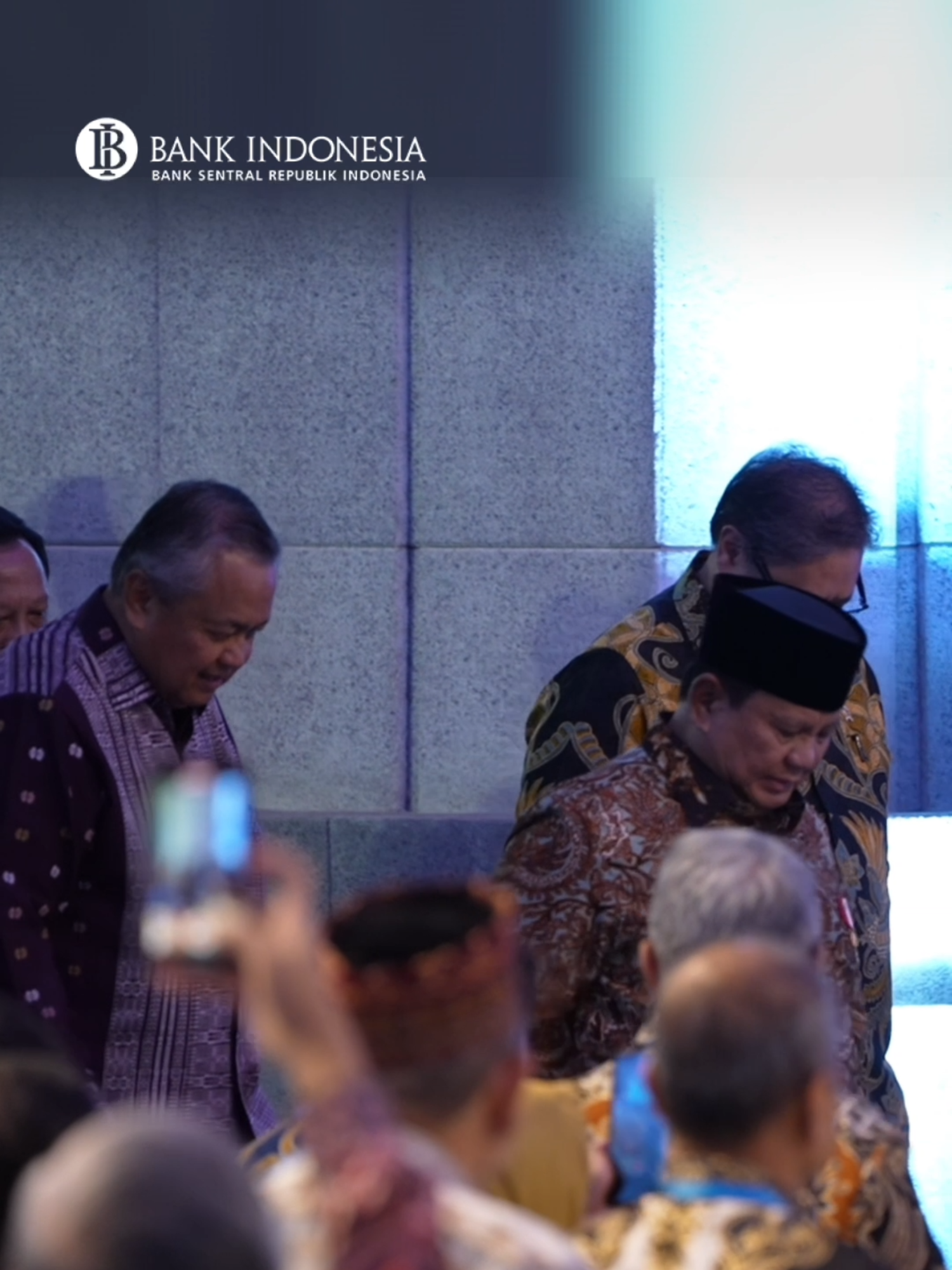 Selamat kepada para pemenang TPID Award TP2DD Championship 2025, dan BI Award 2025! 👏🏆 #SobatRupiah, sebagai bentuk apresiasi atas kinerja dalam menjaga stabilitas harga dan mempercepat digitalisasi keuangan daerah, PTBI 2025 juga dirangkaikan dengan penganugerahan TPID Award dan TP2DD Championship 2025. Tidak hanya itu, dalam PTBI 2025 sebanyak 47 mitra strategis pun turut menerima BI Award sebagai bentuk penghargaan dan apresiasi dari Bank Indonesia sebagai otoritas moneter, sistem keuangan, dan sistem pembayaran. Yuk, #BeriMakna dan simak informasi selengkapnya di video ini! Kira-kira, apakah daerah Sobat termasuk salah satu pemenangnya? 😊💙 #diSetiapMaknaIndonesia