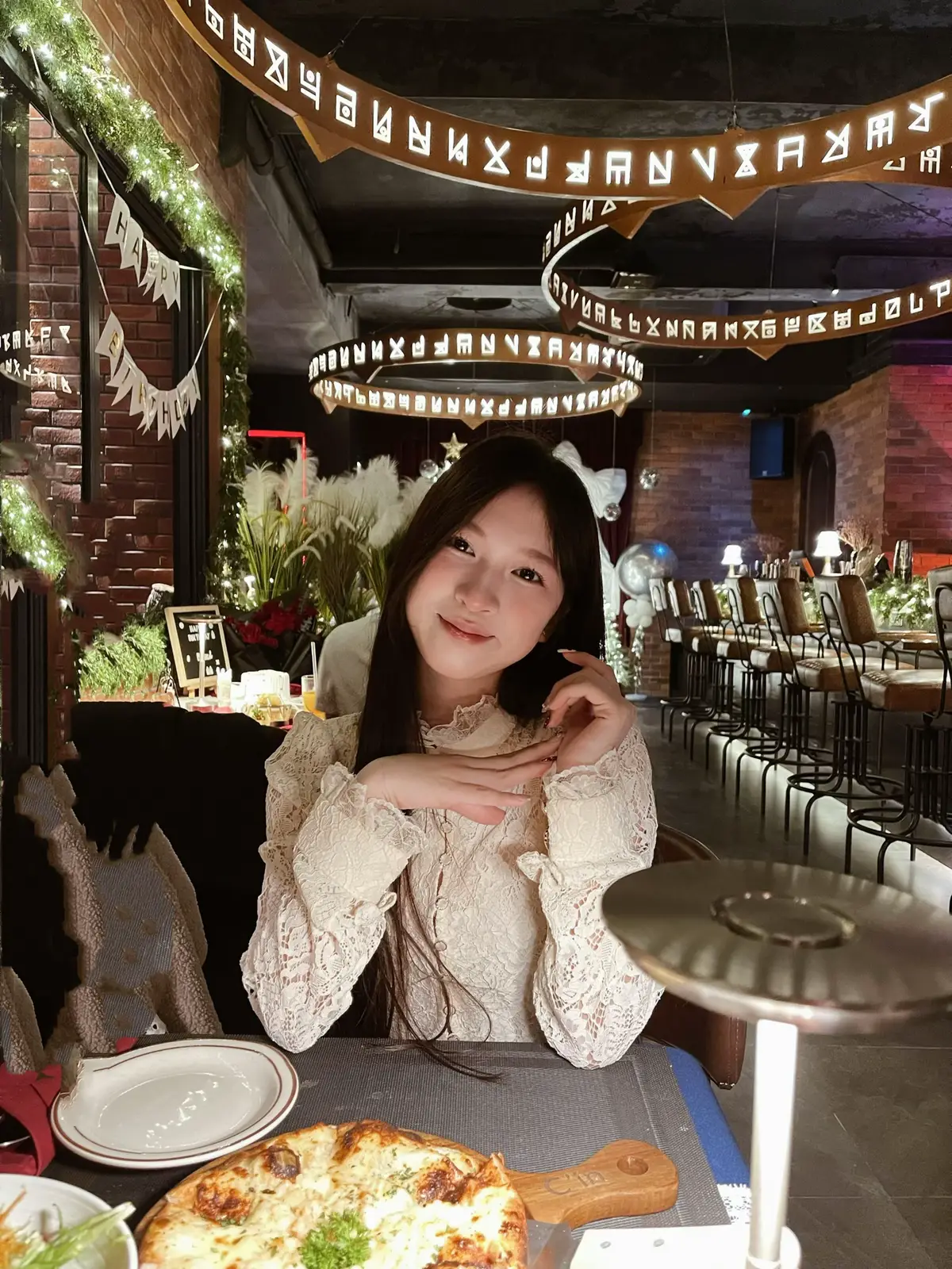 Ta mượn nhân gian hai nét mực Nét hoạ dung nhan, nét hoạ tình Hoạ luôn hồng trần muôn vạn kịch Kịch tàn người tản, nét mực tan Ta trả nhân gian hai giọt lệ Một giọt tương tư, một giọt tình Thương người mòn mỏi tàn hoa dại Thương người ngây dại, mãi u mê.💔 #fyp #xh #CapCut #viral #trending 