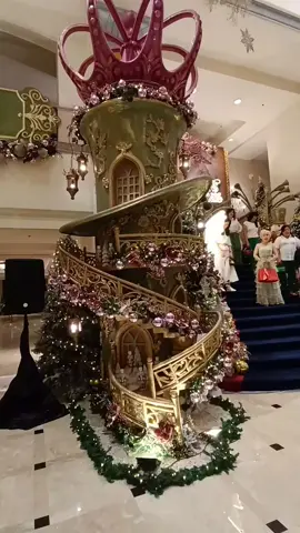 Gak pernah gagal dekorasi ini hotel Selalu  keren punya  #hotelborobudur @hotelborobudurjkt  #christmastree 