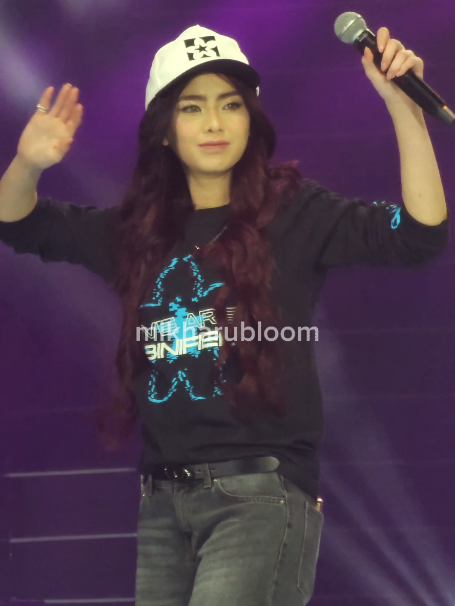 mikha so pogi today! BINIFIED PH ARENA PARTY #BINIfiedPHArena #BINIFIED #BINI #MIKHA #MIKHALIM @MIKHA LIM. 