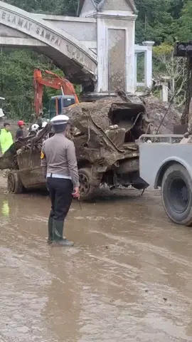 2 orang di dalam mobil Innova meninggal dunia di tempat semoga korban Husnul khatimah amiin🤲🤲#bismillah #fyp 