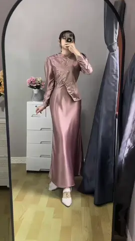 Biar gaya kamu tetap manis dan eksklusif, pilih dress milo satin silk dengan kilau lembut yang selalu terlihat mahal✨ #dresslebaran #DressIdeas #dresselegant #OOTD #FashionWanita #FashionInspo #outfitinspiration #Dresskondangan #DressMilo 